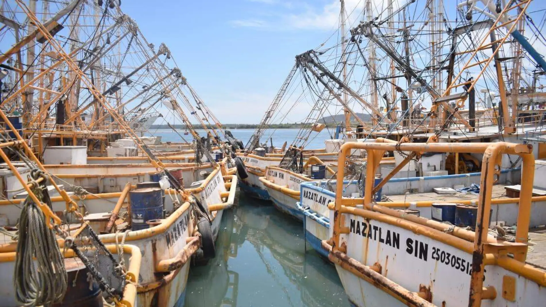 barco-camaronero-pescadores-mazatlán